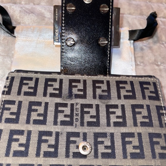 Fendi Zucca short wallet excellent condition size is 5X3 1/2” black with silver - Picture 4 of 9